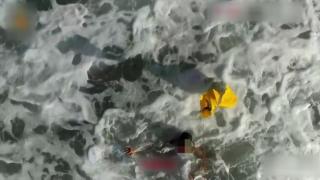 İspanya'da boğulmak üzere olan çocuğa dronla can yeleği ulaştırıldı