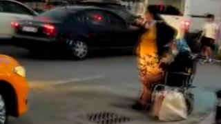 Turistleri almak için engelli ve yaşlı kadını taksiye almadılar