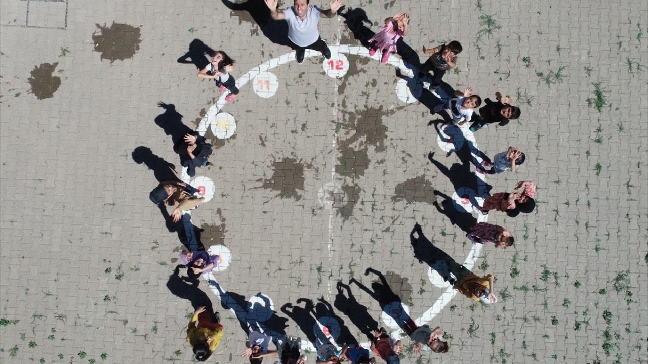 Erhan öğretmen köydeki öğrencilerini tatilde de yalnız bırakmadı