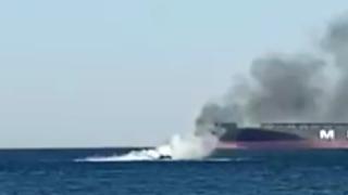 Küçükçekmece sahilde alev alan tekne jet ski ile söndürüldü