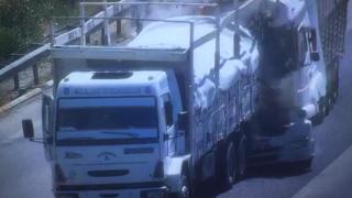 Otoyolda duran kamyona arkadan gelen tır çarptı: O anlar kamerada