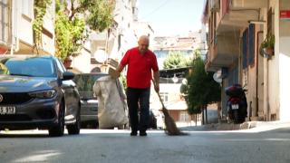 32 yıldır gönüllü olarak mahallesini temizliyor