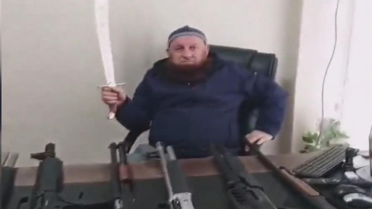 Silahlı ve kılıçlı görüntüsünü paylaşan kişiye gözaltı