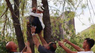 Sünnetten korkup ağaca çıktı