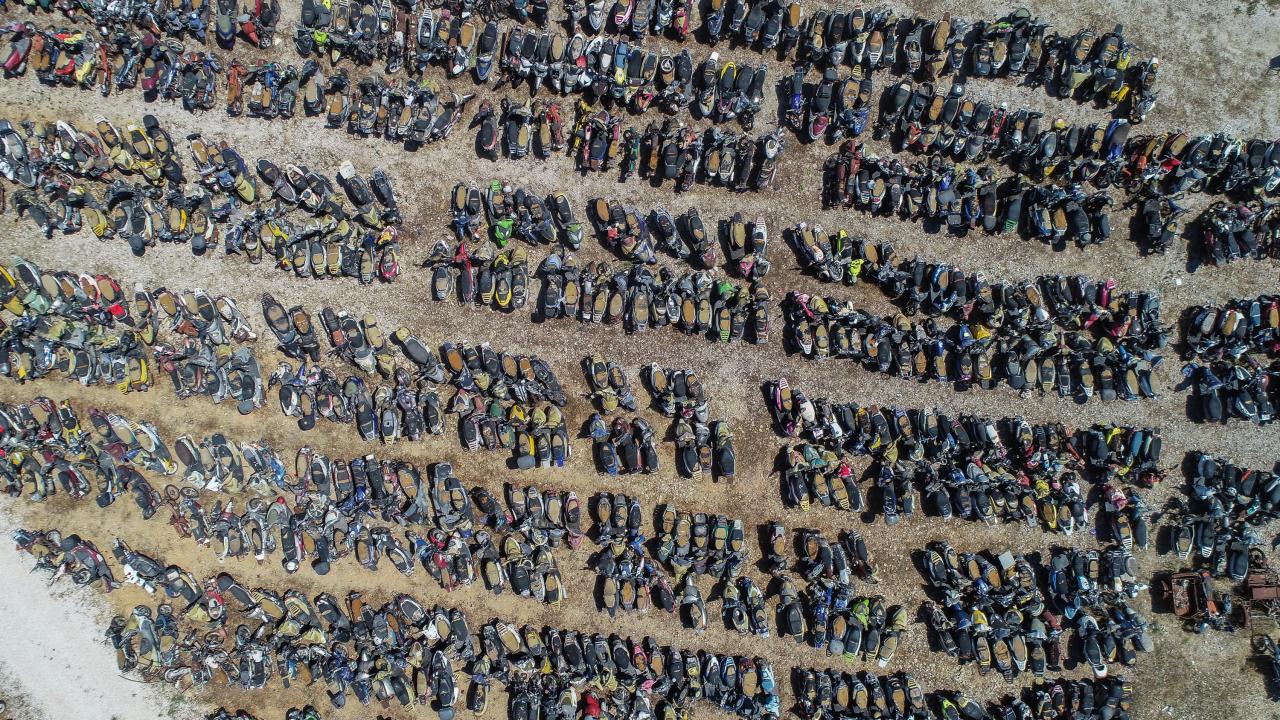 Araçların parçaları sökülüyor