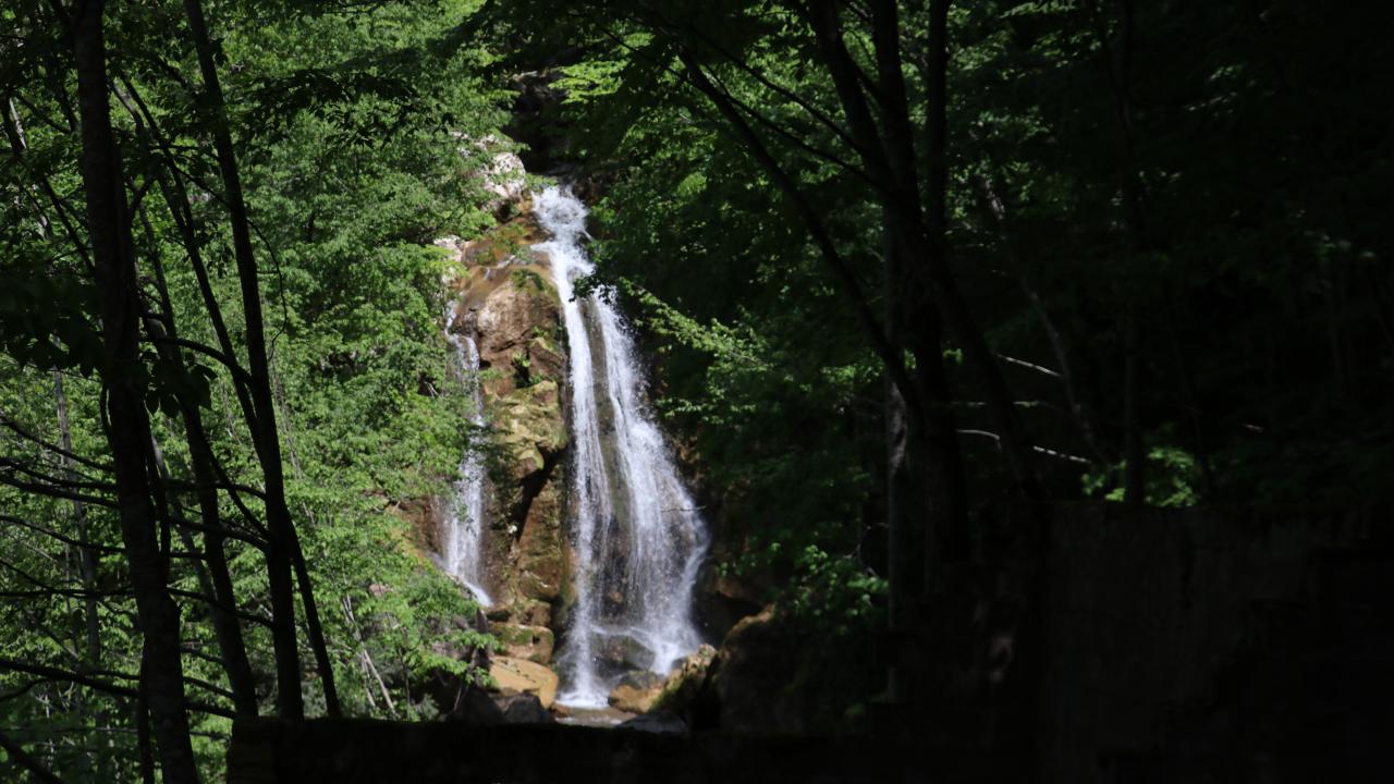 Şelaleye ulaşmak için doğal yürüyüş yolları bulunduğunu anlatan Çınar, şöyle konuştu: