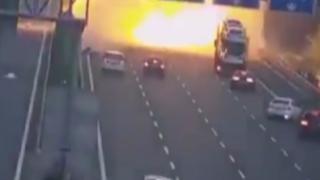 Kimyasal ürün yüklü kamyon otobanın ortasında patladı