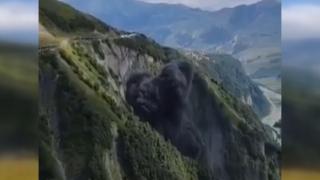 Gürcistan'da kaza yapanları kurtarmaya giden helikopter düştü