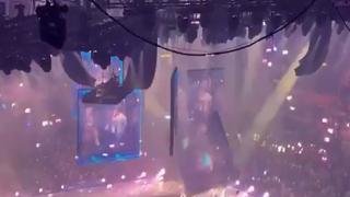 Sahneye düşen ekran 2 dansçıyı yaraladı, konser iptal edildi