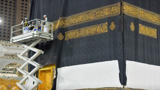 Kâbe’nin örtüsü değiştirildi