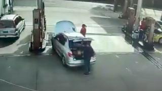 Otomobilin LPG tankı dolum sırasında bomba gibi patladı: O anlar kamerada