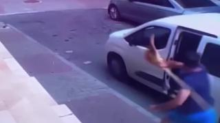 Süpürgeyle hırsızları kovaladı