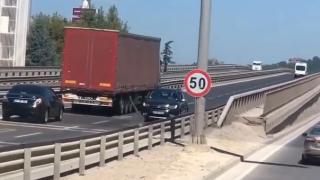 Kilometrelerce geri geri giden araç trafiği tehlikeye soktu