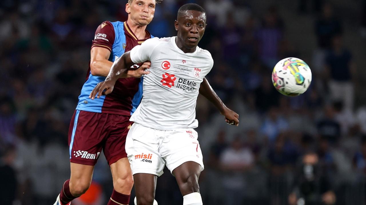 Trabzonspor, Atatürk Olimpiyat Stadı`nda üçüncü kez Süper Kupa`yı kazandı