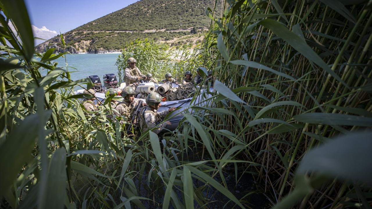 Su üstünden sızarak hedefi vurdular