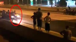 Yarışan otomobil yol kenarındaki seyirciye çarptı