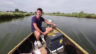 Fransa'da bir postacı kayıkla posta dağıtıyor