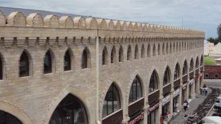 Gence'deki alışveriş merkezi ziyaretçilerini tarihle buluşturuyor