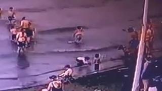 Köpeğin denizde yüzen çocuğa saldırdığı anlar kamerada