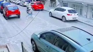İstanbul'da küçük çocuğa çarpan motosiklet durmadı