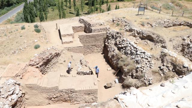 Niğdede höyükteki kazıda Pers dönemine ait alçı surlar bulundu