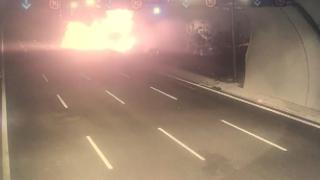 Direksiyon hakimiyetini kaybeden tır dereye uçtu