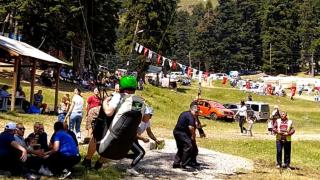 Artvin'de yamaç paraşütü pilotu piknik yapanların üzerine indi