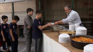 20 yıldır cami avlusunda yemek ikram ediyor