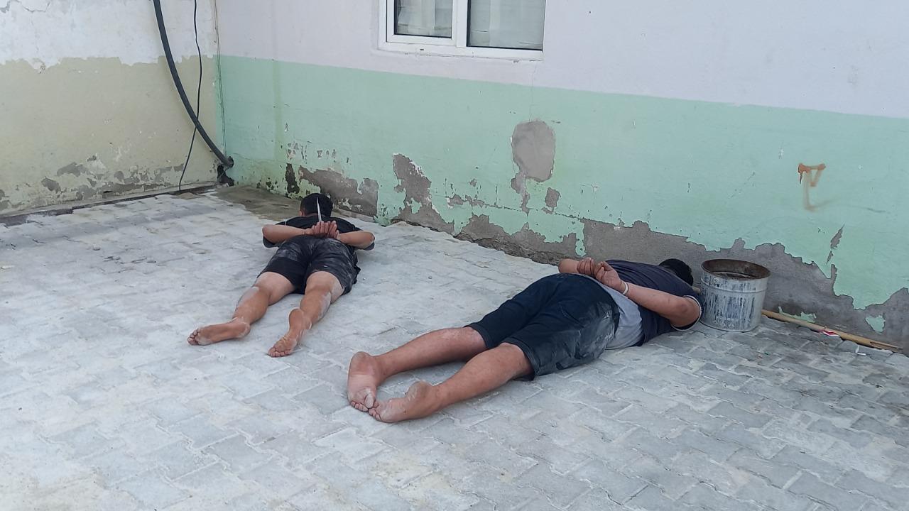 Konteynerde kıskıvrak yakalandılar