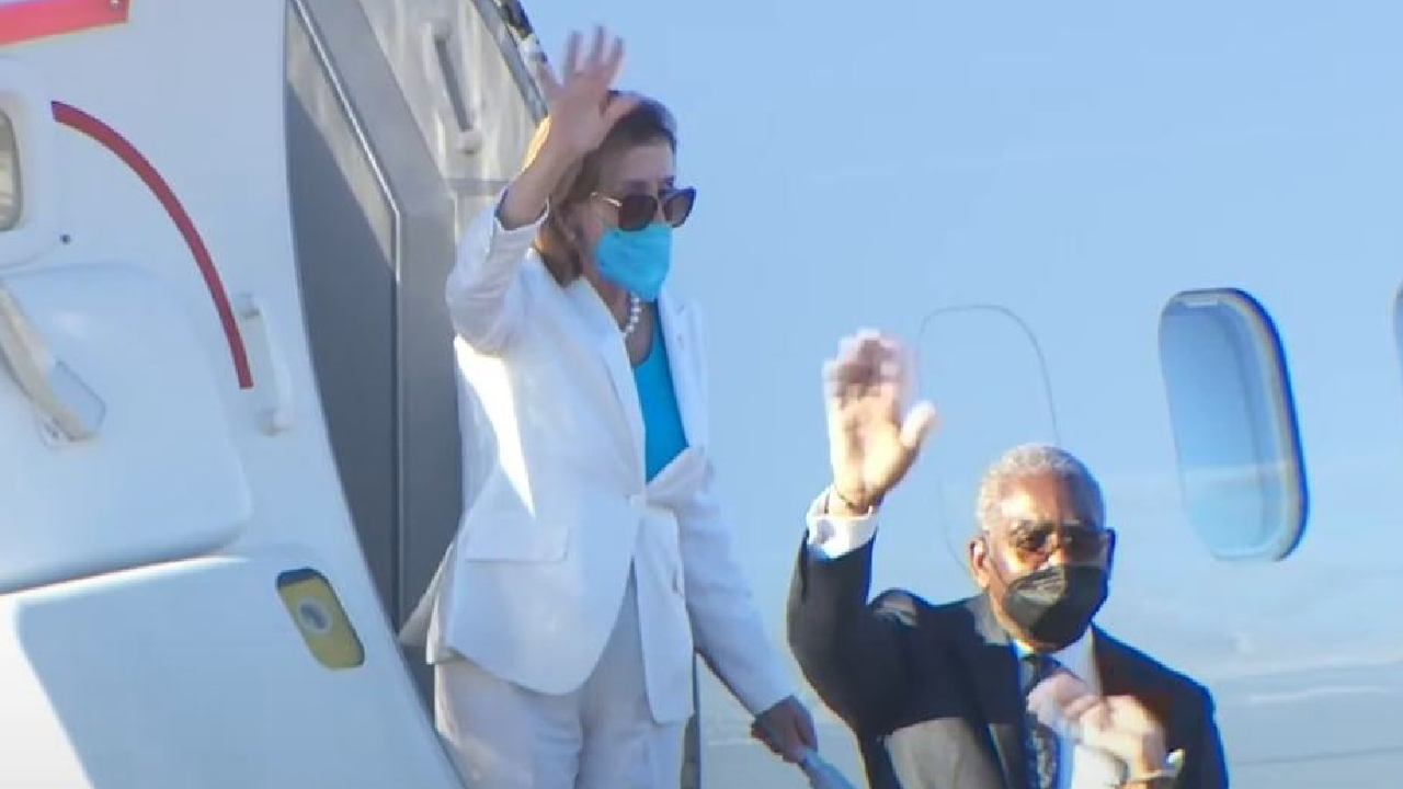 Pelosi Tayvan`dan ayrıldı