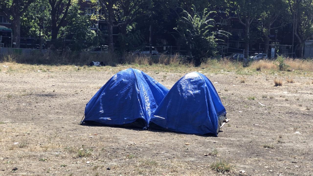 Paris`in civarında zorunlu göçer konar hayatı yaşayan "evsizler"