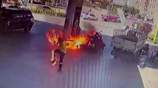 Benzin dolumu esnasında çakmak çaktı, alevlerin içinde kaldı