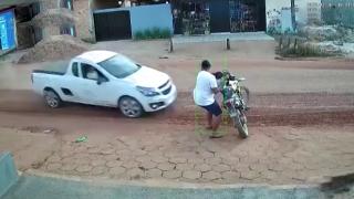 Motosiklete araba çarptı, 1 yaşındaki oğlunu son anda kurtardı