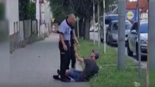 Karakolun ziline bastı, polis tarafından darbedildi