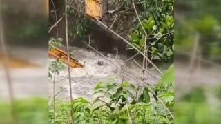 Nehre düşen kamyonu çıkarmaya giden vinç de düştü