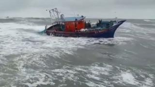 Yan yatan balıkçı gemisindeki 3 kişi suya düştü