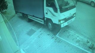 Kaldırıma çıkan kamyonet yan yattı