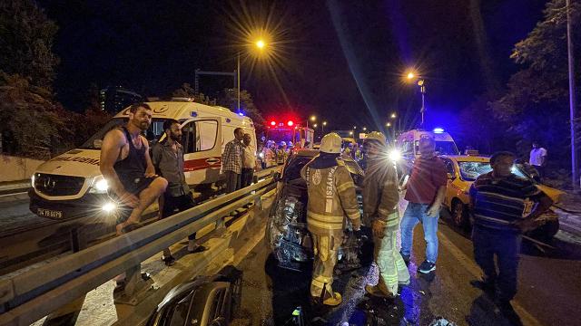 İstanbulda üç araç birbirine girdi: 7 kişi yaralandı