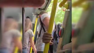 Kapıları açık minibüste tehlikeli yolculuk