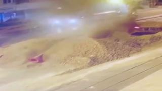 Motokurye yol çalışmasında açılan çukura düştü: O anlar kamerada