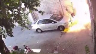 Patrona kızdı arkadaşının motosikletini kundakladı: O anlar kamerada