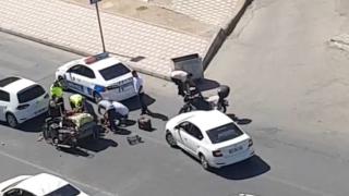 Yola savrulan meyve ve sebzeleri polisler topladı