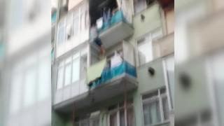 Yanan evinin balkonundan alt kata atladı