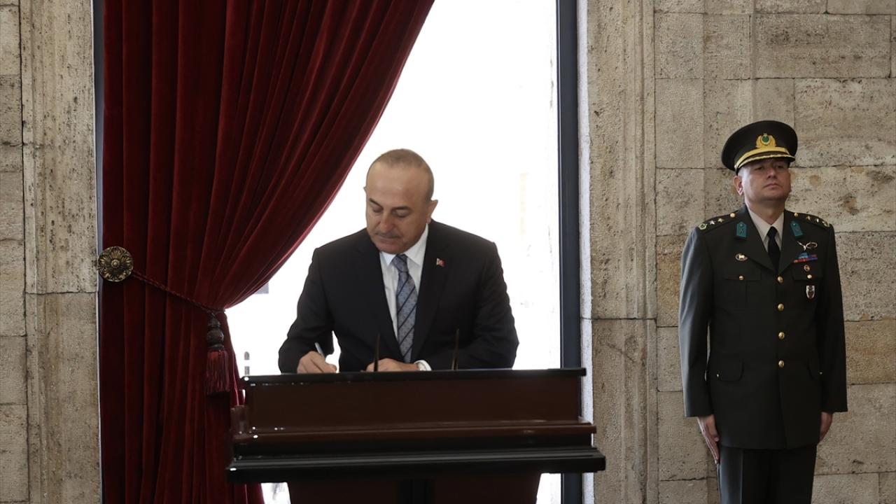 Daha sonra Anıtkabir Özel Defteri`ni imzalayan Çavuşoğlu, deftere şunları yazdı: