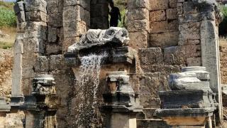 Antik çeşmeden 1800 yıl sonra yeniden su aktı