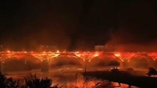 Çin'de 900 yıllık köprü çıkan yangında çöktü