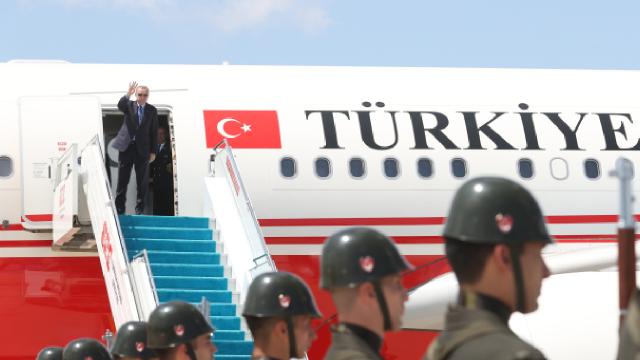 Cumhurbaşkanı Erdoğanın uçağı Rusyaya indi