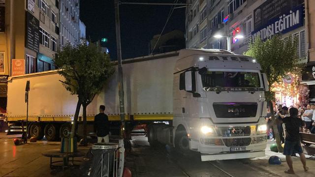 İstanbulda ara sokakta sıkışan tır uzun uğraşlar sonunda kurtarıldı