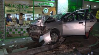 Otomobil aydınlatma direğine çarptı, hız göstergesi 170'te kaldı