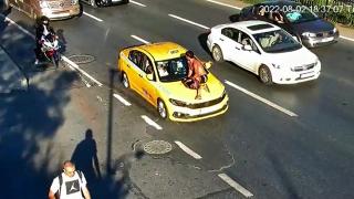 Tartıştığı taksiciyi durdurmak için kaputun üzerine çıktı